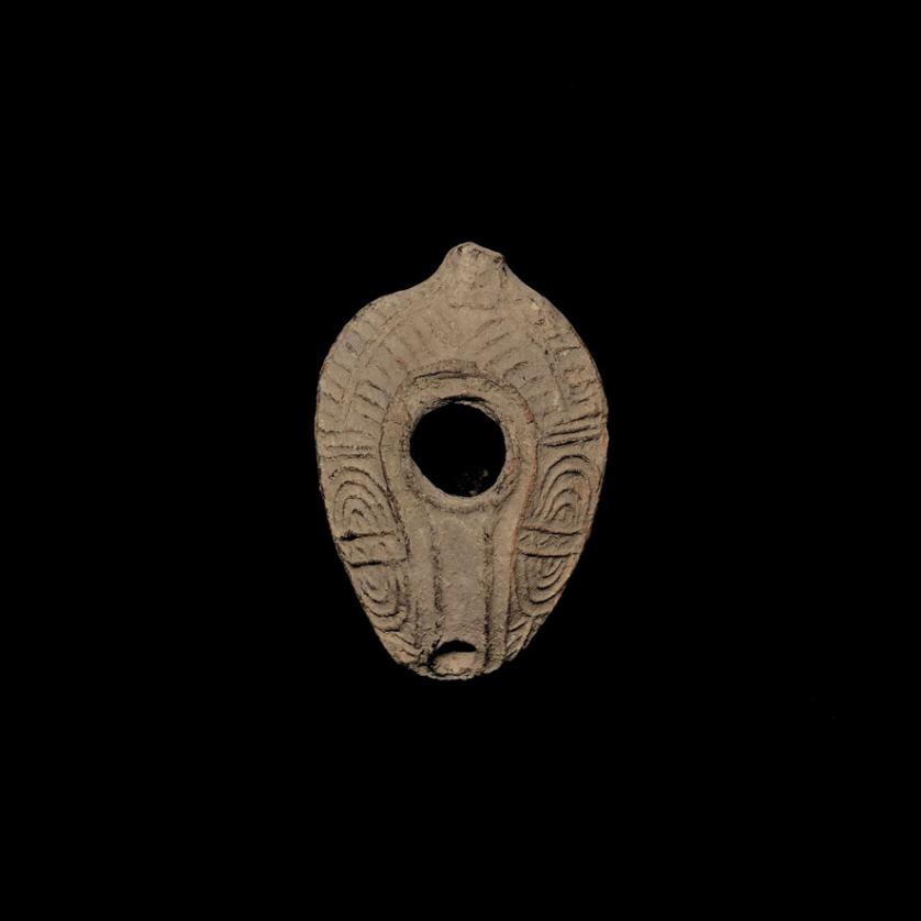 Lucerna islámica de terracota, 600-700 d.C