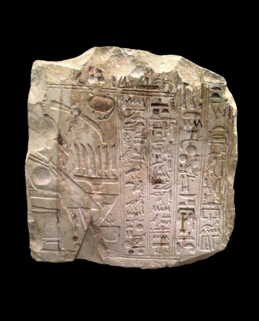 Fragmento de relieve egipcio de piedra caliza