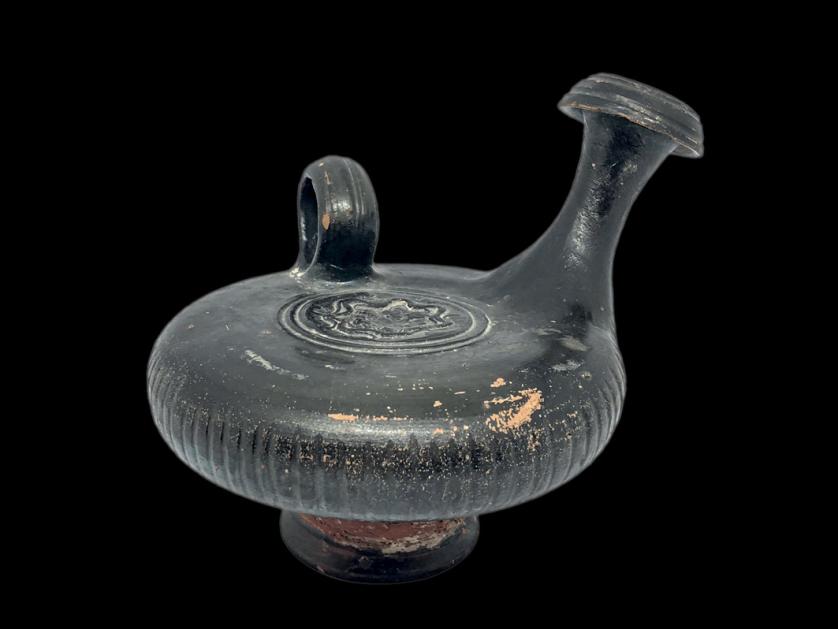 Guttus greco-romano de cerámica negra, 400-300 aC