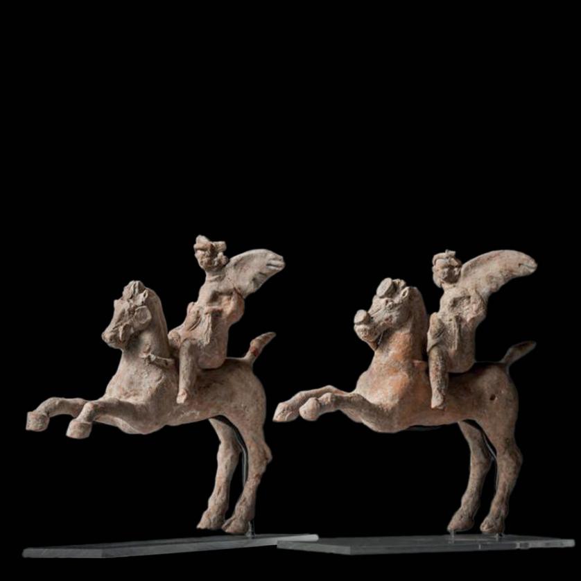 Escultura griega Eros con dos caballos.