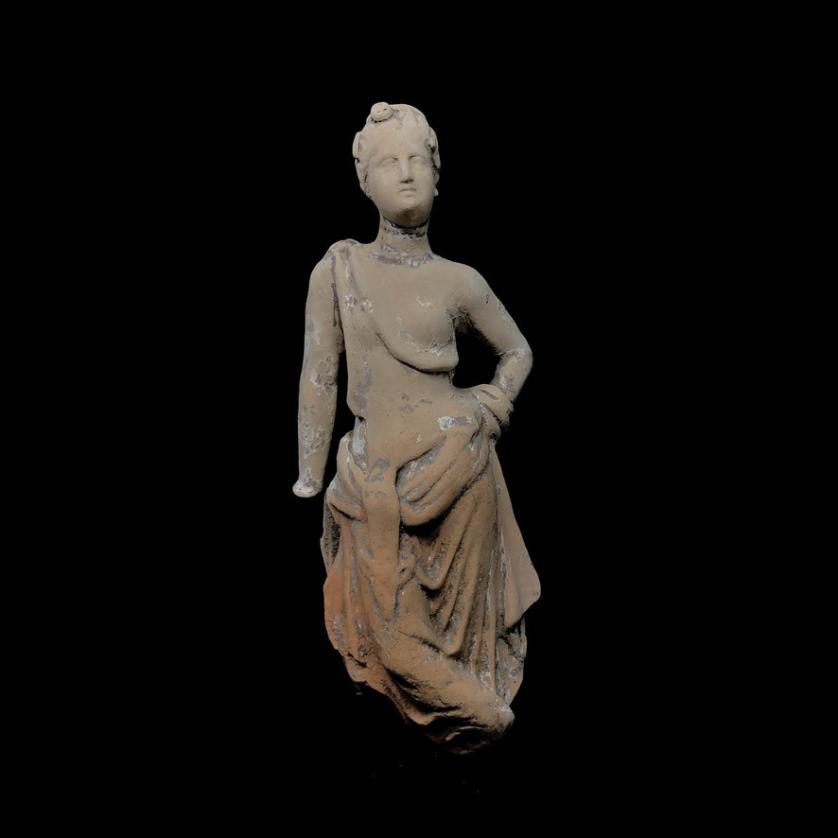 Escultura griega de terracota de figura femenina