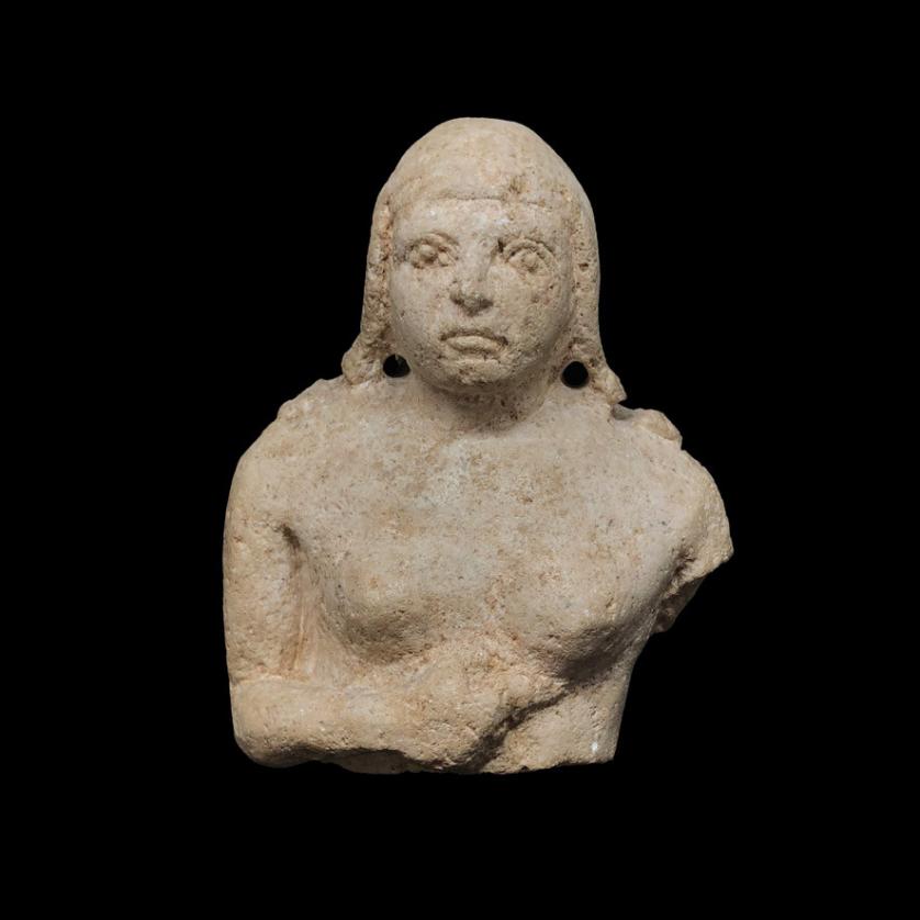 Fragmento de estatua femenina griega de piedra,