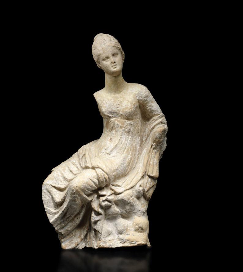 Figura de terracota griega de una mujer sentada