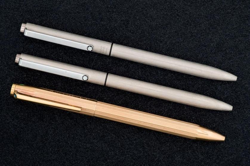 Tres bolígrafos de Montblanc de diversos colores