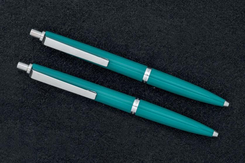 Dos bolígrafos Montblanc de cuerpo turquesa