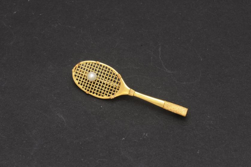 Broche de oro raqueta de tenis con perla