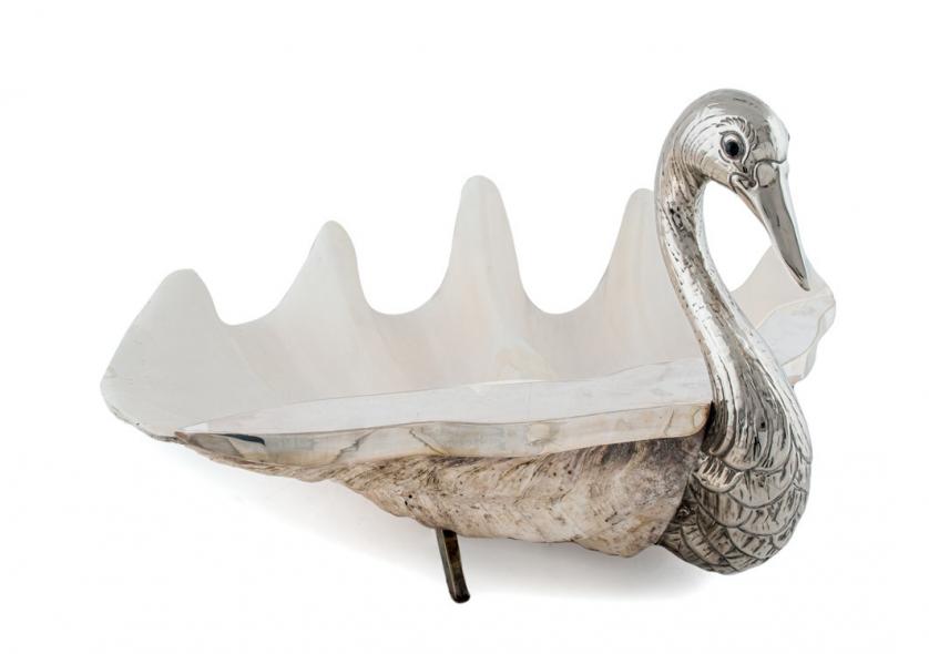 Gran cisne en plata y concha gigante