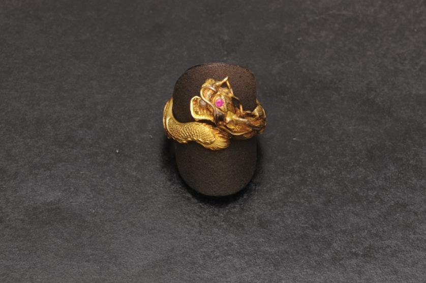 Sortija china de oro con dragón tallado