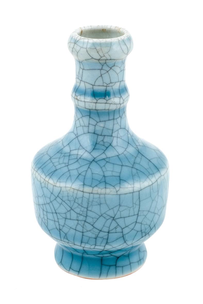 Jarrón de porcelana en azul celadon. China S. XX