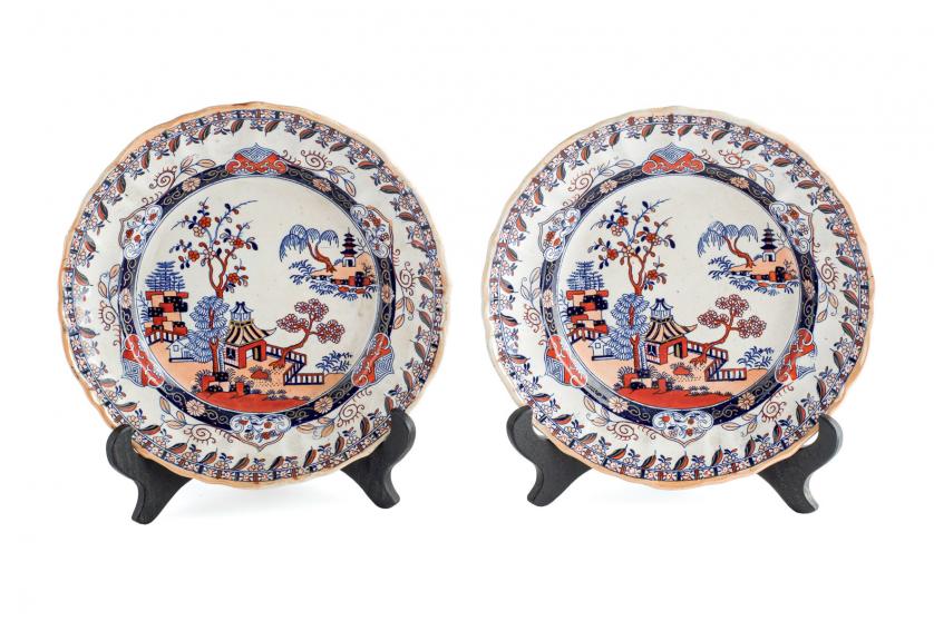 A pair of Japanese dishes. 20th C.