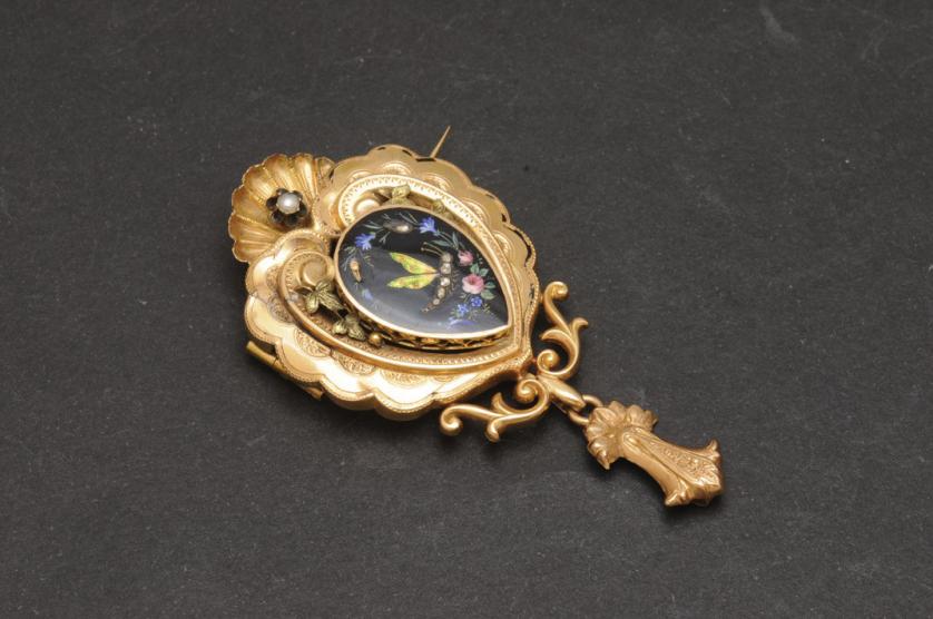 Broche antiguo de oro con esmaltes y diamantes