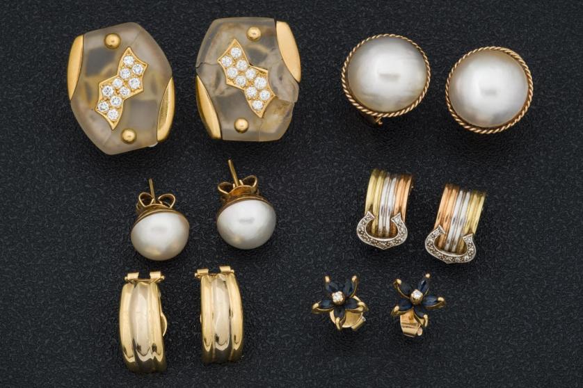 Six earrings with various stones
