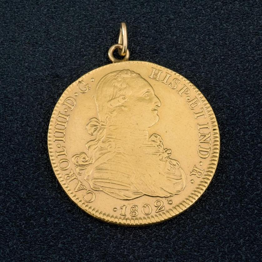 Colgante con moneda de ocho escudos Carlos IV